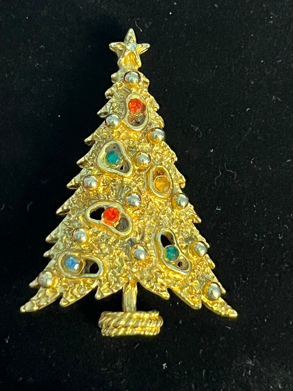 Vintage ART Christmas Tree Brooch Gold Tone Rhinestones Holidays